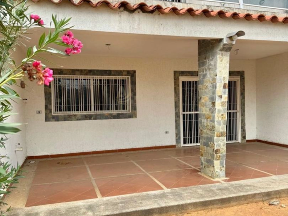3 Townhouse en Venta en Margarita con excelente ubicación